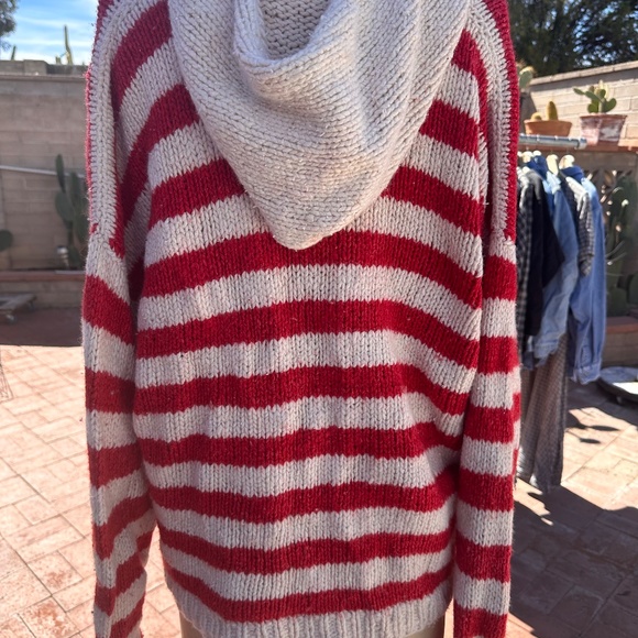 Sweater with hood and pockets - Picture 3 of 8
